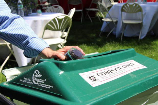For 7 years HDS has held a waste-free Commencement with products being compostable or recyclable #HDS17 #Harvard17 @GreenHarvard https://t.co/i0Xt1NGTKE